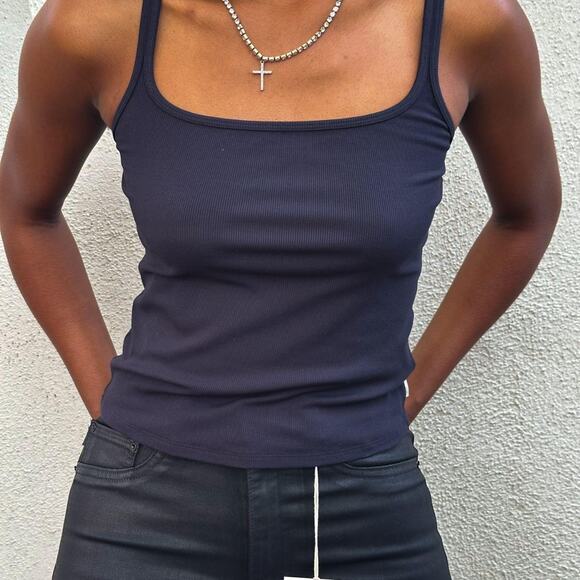 Vuori Pose Tank Top in Black - Picture 7 of 8